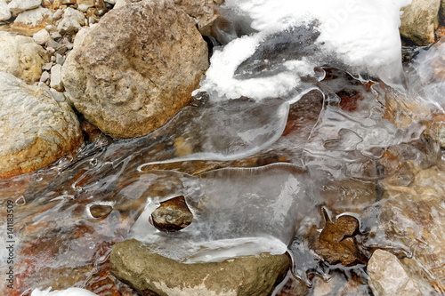 Details eines gefrorenen Wasserfalls photo