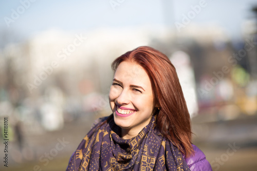 Fotografia close up portrait of smiling young beautiful woman