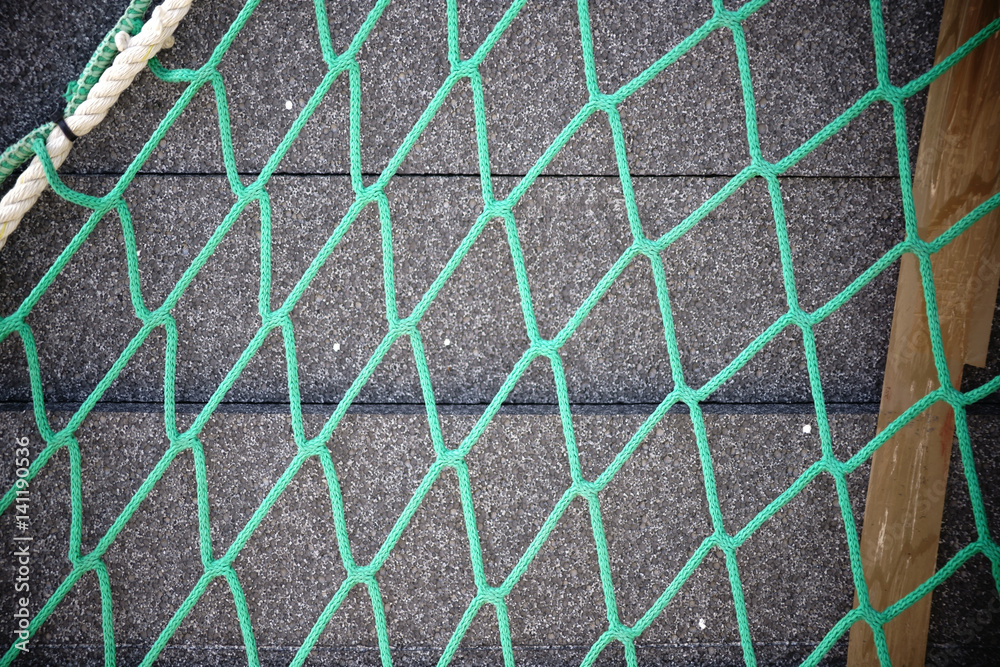 Obraz premium Gestapelte Styroporplatten / Die Nahaufnahme von gestapelten Styroporplatten zur Wärmeisolierung eines Gebäudes, die mit Klebeband und einem Netz fixiert sind.