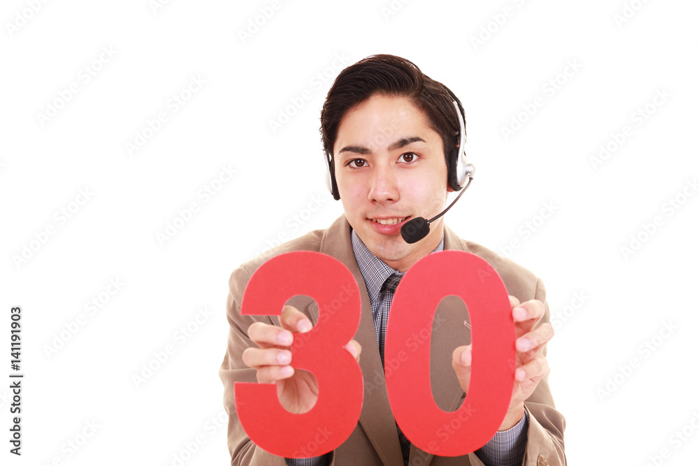 30のカードを持つ男性
30のカードを持つ男性