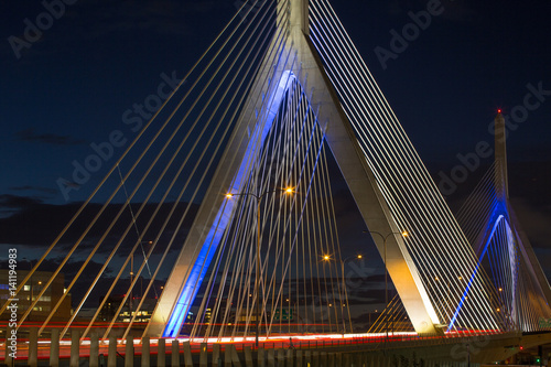Obraz na płótnie Boston Leonard P. Zakim Bunker Hill Memorial Bridge at night in Bunker Hill Massachusetts, USA. w salonie