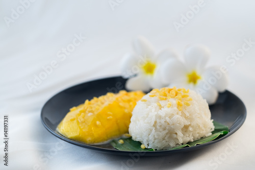sticky rice with mango, khao niaow ma muang, thai sweet photo