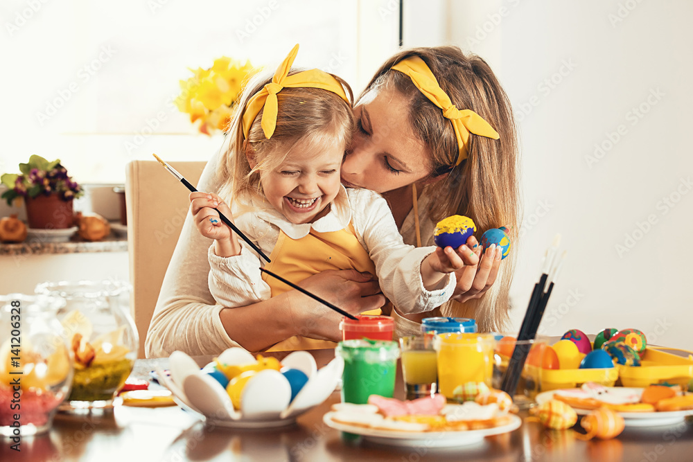 Naklejka premium Painting Easter Eggs