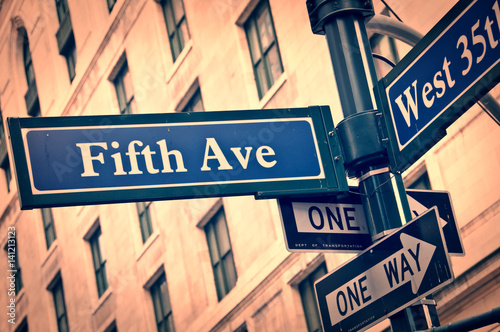 Fotografija New York Fifth avenue street sign post vintage style