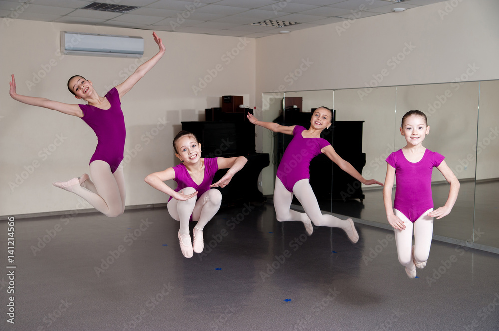 Obraz premium Girls jump on choreography.