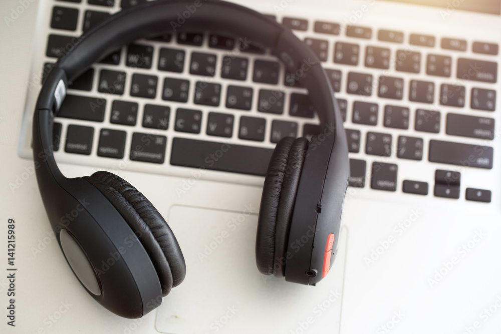 earphones and phone media portable earphones and phone media portable