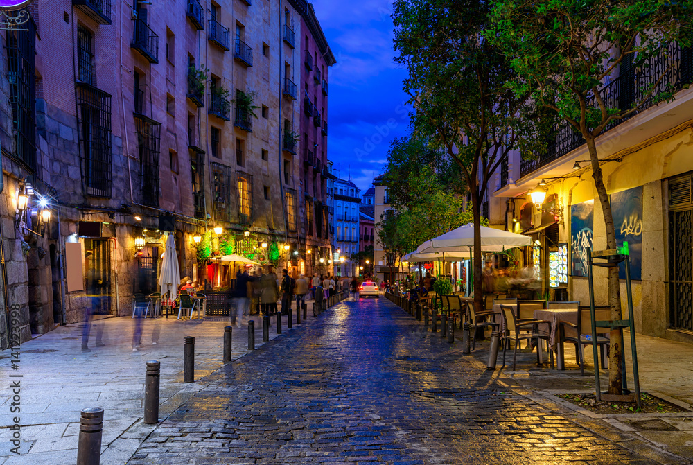 Obraz premium Nocny widok starej, przytulnej ulicy w Madrycie. Hiszpania