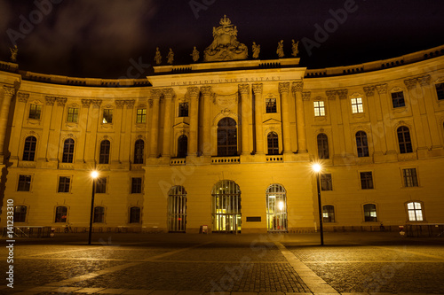 Die Humboldt Universität in Berlin bei Nacht
