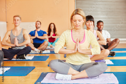 Yoga Gruppe beim Meditieren