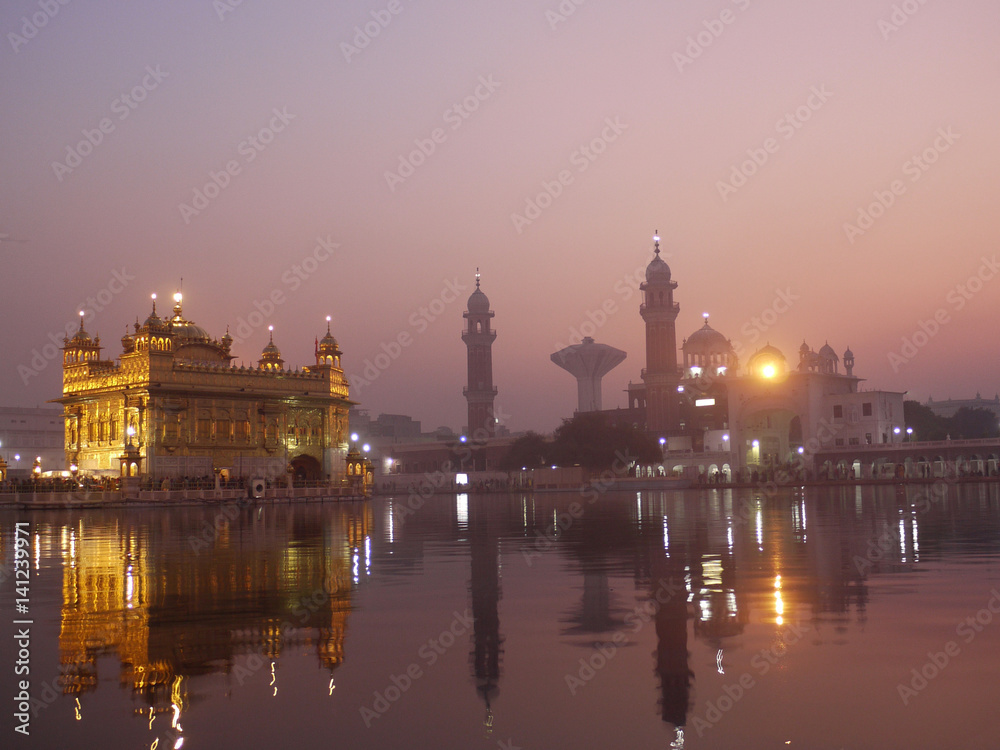 Obraz premium Golden Temple and Minarets by Nght, Amritsar