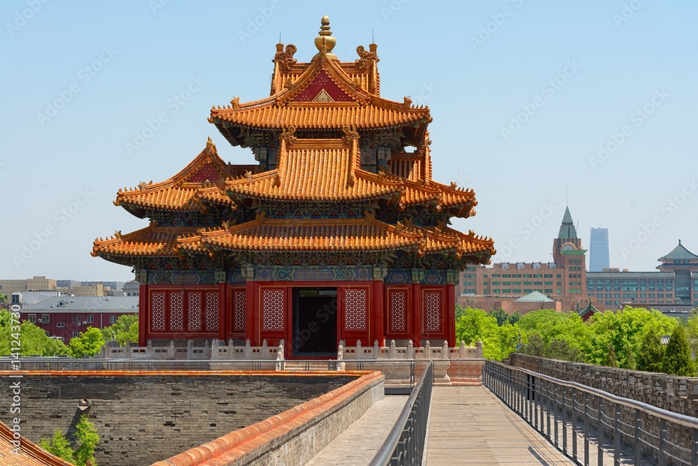 Obraz premium Traditional Chinese building under blue sky