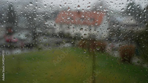 Regen an Fensterscheibe lang