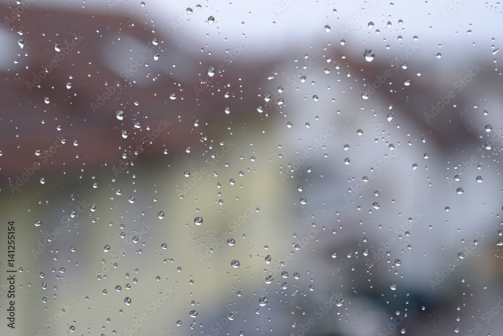 Wassertropfen vom Regen am Glas des Fenster Wassertropfen vom Regen am Glas des Fenster
