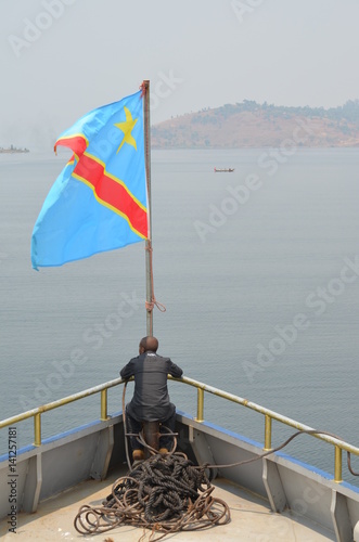 Boot mit kongolesischer Flagge auf dem Kivusee