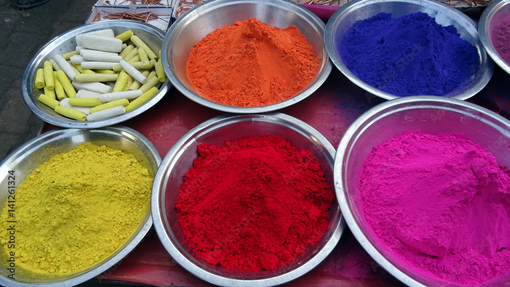Polvos Holi para celebrar la llegada de la primavera y alejar los malos espiritus . Puesto de un mercado de Orchha. Madhya Pradesh . India Polvos Holi para celebrar la llegada de la primavera y alejar los malos espiritus . Puesto de un mercado de Orchha. Madhya Pradesh . India
