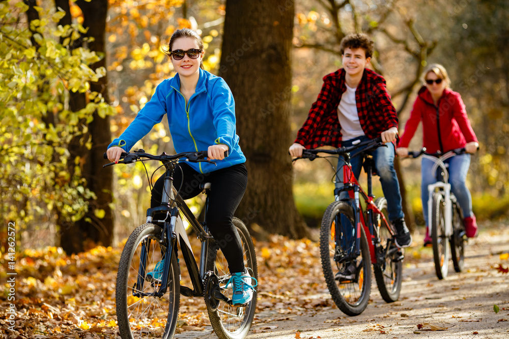 Fototapeta premium Healthy lifestyle - people riding bicycles in city park 