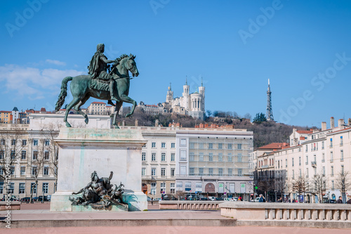 Statue équestre de Louis XIV sur la place bellecour à Lyon photo