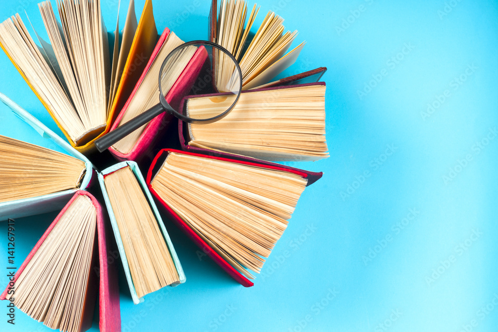 Obraz premium Top view of bright colorful hardback books in a circle.