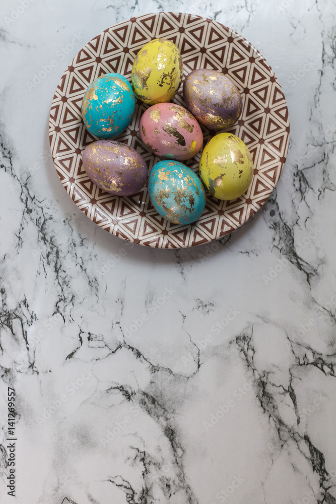 Obraz premium Easter gold eggs on the marble background