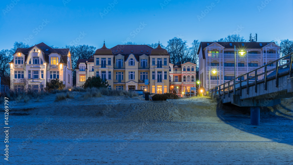 Strandbild von Bansin zur blauen Stunde, im Hintergrund die Promenade und Seebrücke