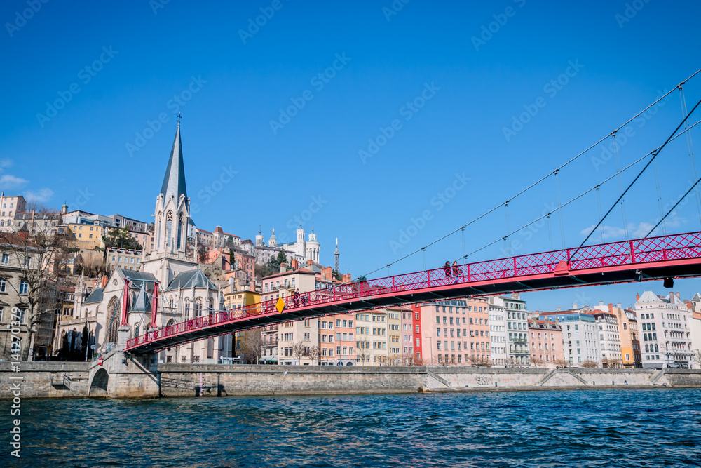 Fototapeta premium Passerelle Saint-Georges et vieux Lyon vu des quais de Saône