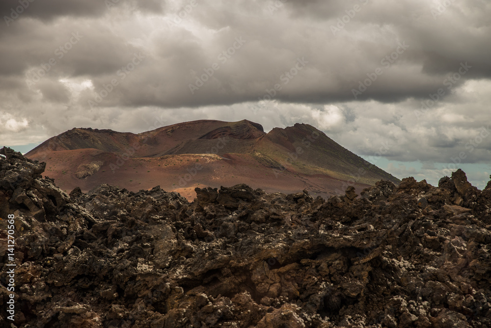 Paesaggio desertico di sabbia vulcanica nel Parco Nazionale di Timanfaya in Lanzarote - Canarie

