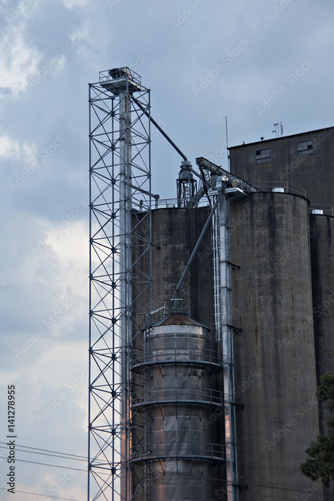 Obraz premium Tall concrete industrial building with steel tower