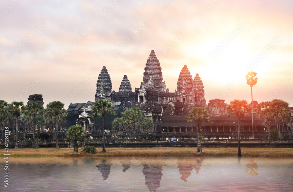 Naklejka premium Wschód słońca w Angkor Wat, części kompleksu świątynnego Khmerów, popularnego wśród turystów starożytnego zabytku i miejsca kultu w Azji Południowo-Wschodniej. Siem Reap, Kambodża.