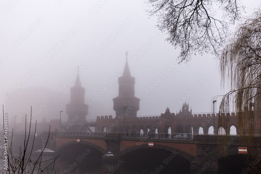Naklejka premium Oberbaumbrücke im Nebel