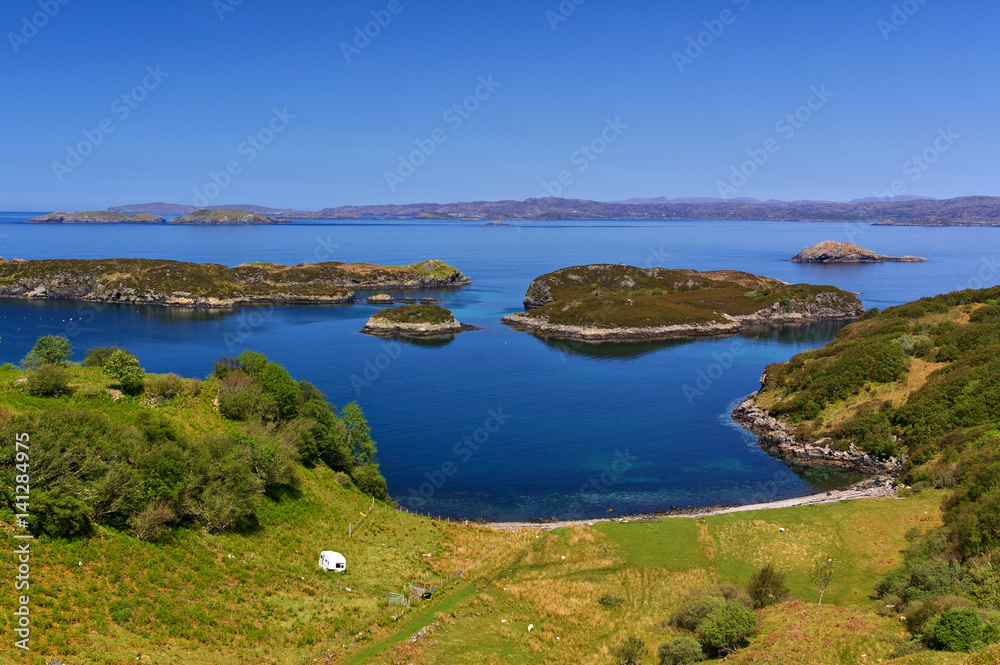 Obraz premium Blick auf den Atlantik und die vorgelagerten Inseln von Drumbeg, Sutherland, Schottland