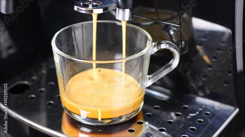 frischer Kaffee aus einem Kaffevollautomat