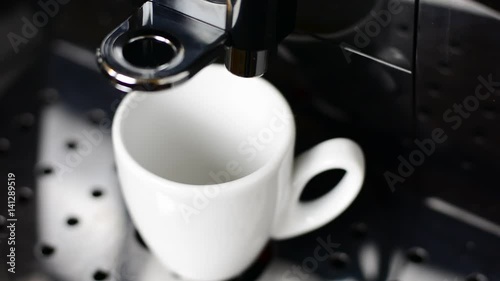 frisch gebrühter Kaffee aus einem Vollautomaten