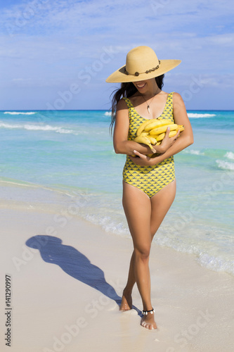 Woman holding a bunch of bananas © Luna Vandoorne