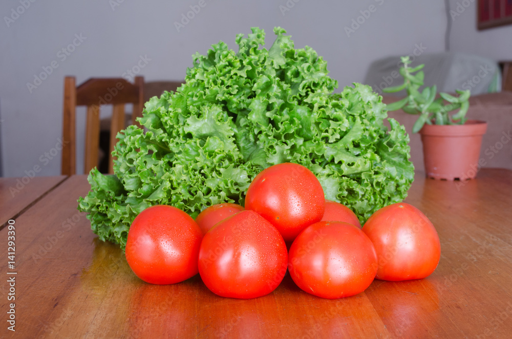 Lechuga y tomates para ensalada Lechuga y tomates para ensalada