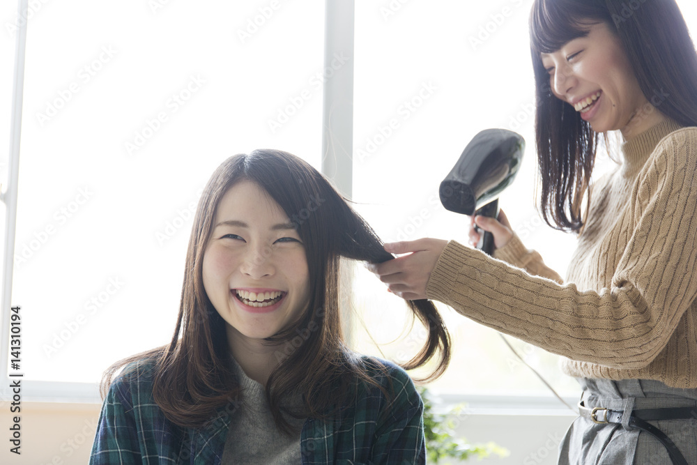Φωτογραφία ドライヤーで髪を乾かす美容師