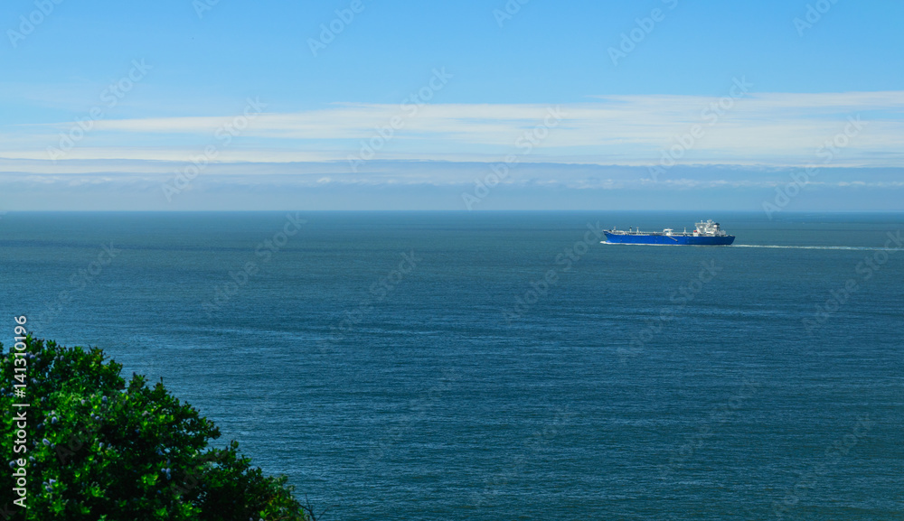Obraz premium Pristine ocean view with Cargo Ship. California, United States.