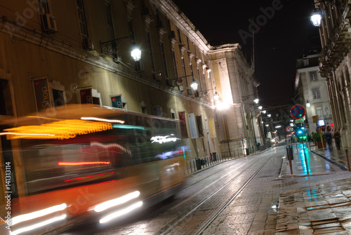 Rue et ville de Lisbonne vue de nuit