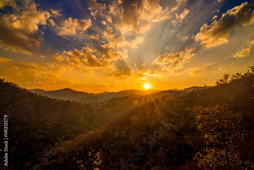 Fototapeta samoprzylepna zachód słońca w górach
