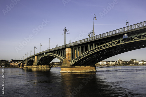 Brücke über den Rhein bei Mainz © parallel_dream