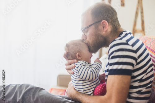 papà bacia figlia sullafronte photo