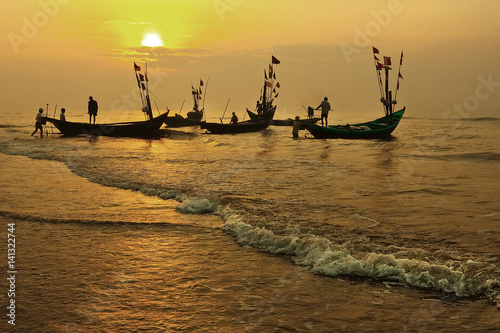 Daily life of Vietnam fishermen © bvh2228