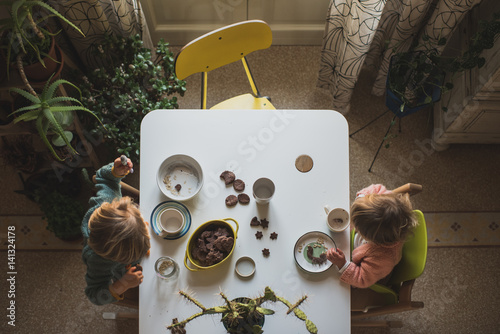 bambine fanno colazione con biscotti photo
