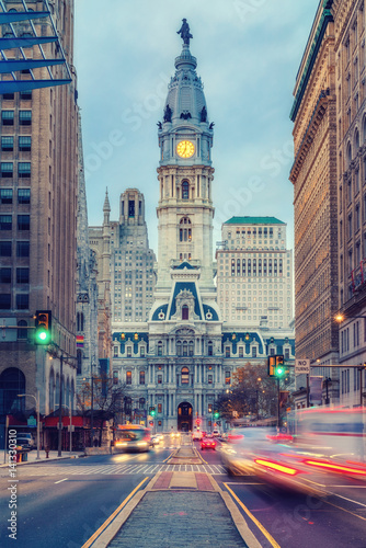 Canvastavla Philadelphia's historic City Hall at dusk