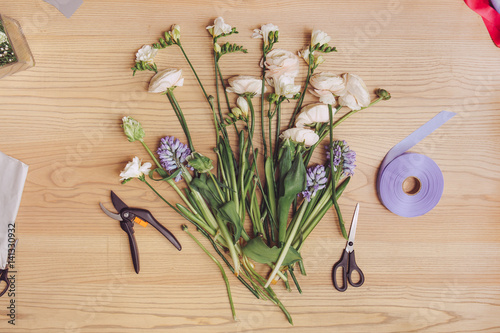 Foto Florist workplace: flowers and accessories