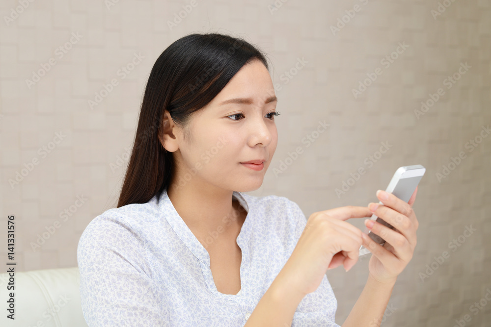 スマートフォンを持つ女性 スマートフォンを持つ女性