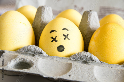 Frohe Ostern: Gefärbtes Osterei mit Gesicht aufgemalt - Nahaufnahme photo