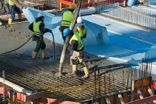 Bauarbeiter schüttet den Beton photo