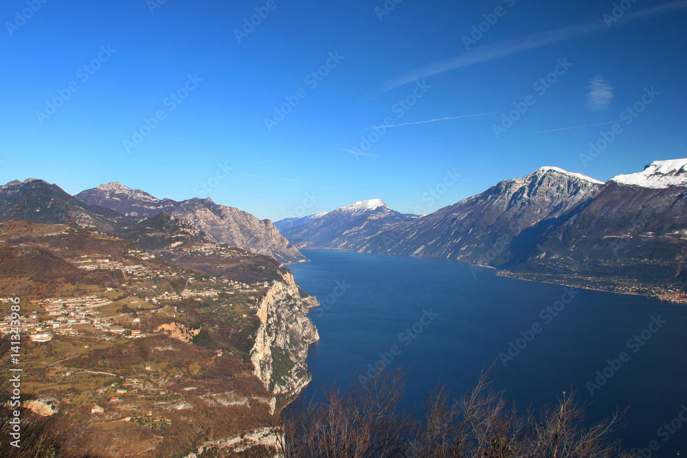 Panorama del lago di Garda dal monte Cas
