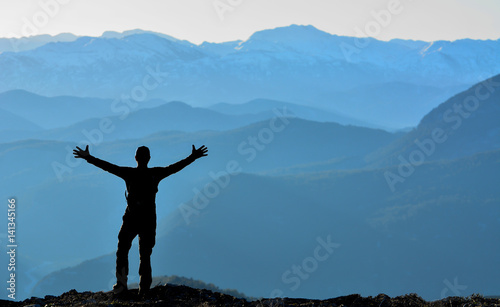 Dağlara Bakan Mutlu İnsan Silüeti © The Cheroke