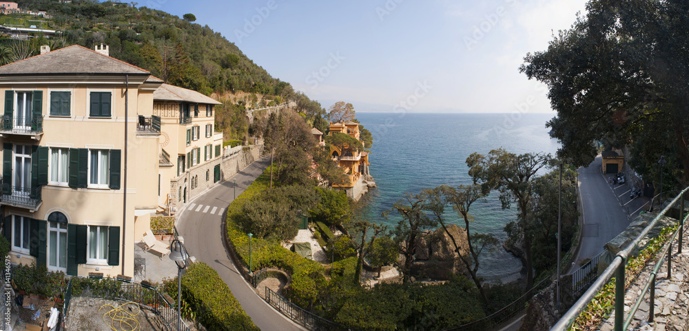 Italia, 16/03/2017: le case e il paesaggio liguri visti dal percorso pedonale sulla scogliera che porta da Paraggi a Portofino